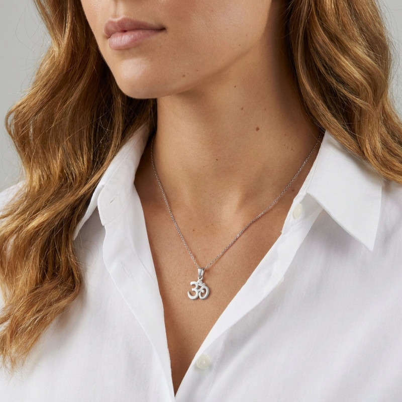 Pendentif argent rhodié Aum ou Om porté
