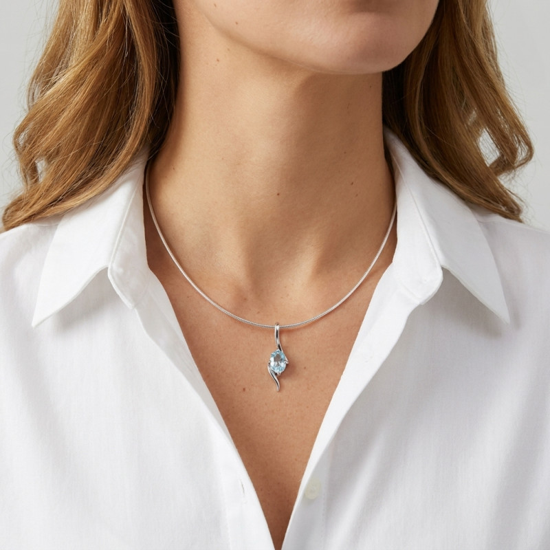 Pendentif Argent Rhodié Topaze Bleue Traitée Ovale 7x5mm porté