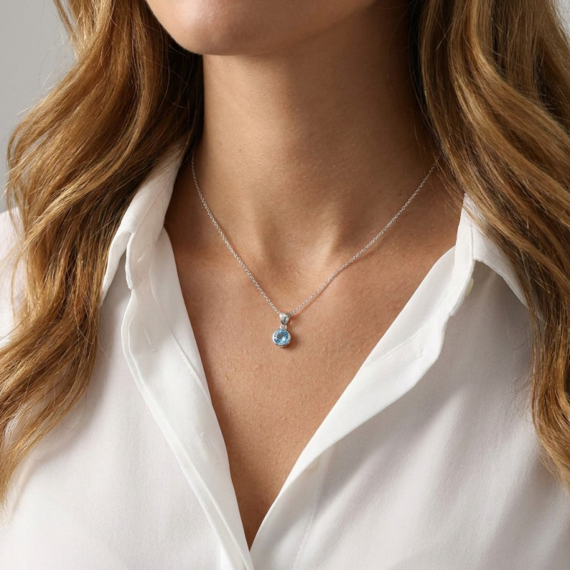 Pendentif Argent Topaze Bleue traitée 5mm Serti Clos porté