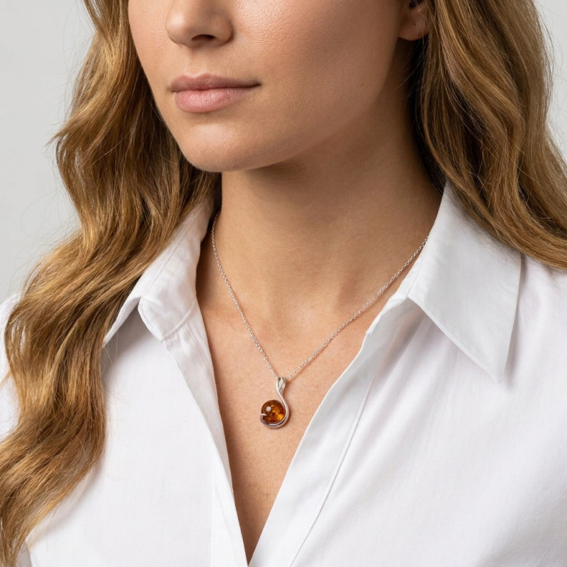 Pendentif boule d'ambre sur Argent 925 porté