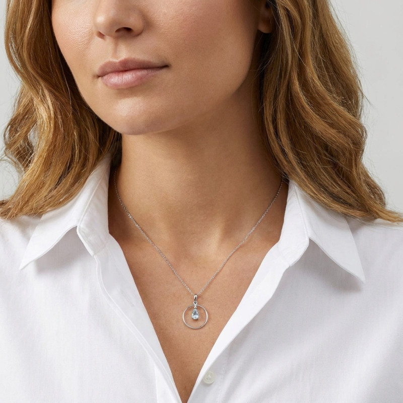 Pendentif Cercle Argent Topaze bleue traitée Poire porté