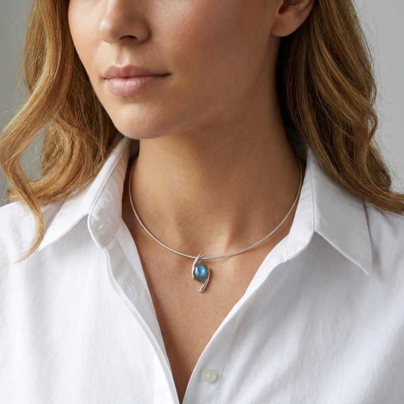 Pendentif Croisé Argent 925 et Labradorite Ovale 10x8mm porté