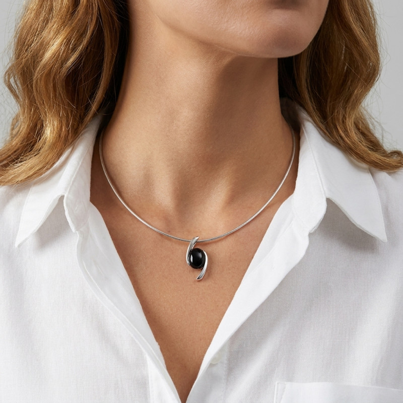 Pendentif Croisé Argent 925 et Onyx Ovale 10x8mm porté