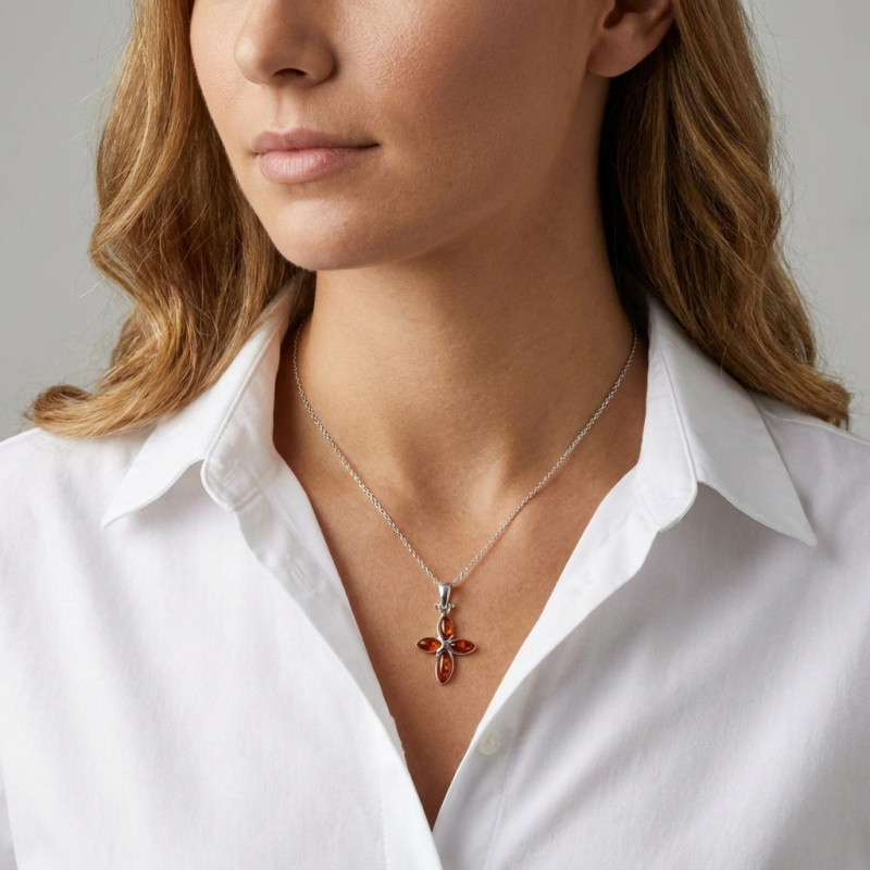 Pendentif Croix Argent Ambre porté