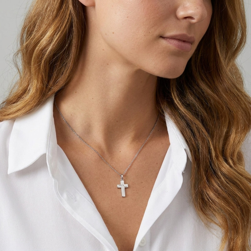 Pendentif croix en or blanc 750 porté