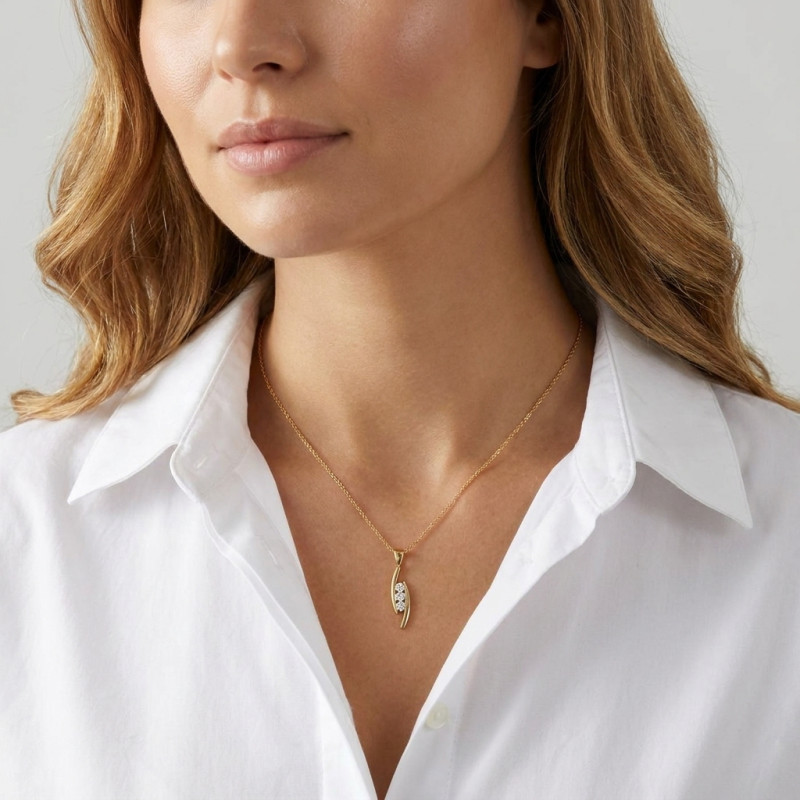 Pendentif Diamant Trilogie Or Jaune 0.35 carat porté