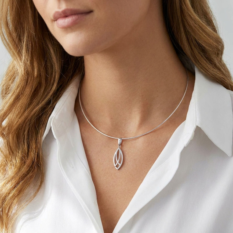 Pendentif en Argent 925 rhodié et oxyde de zirconium porté
