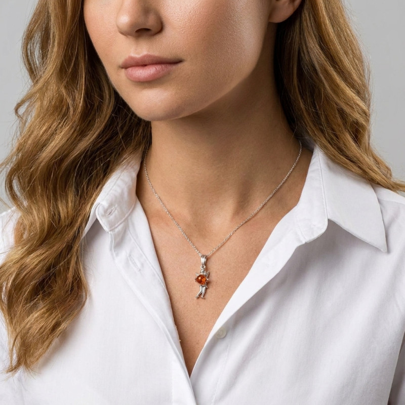 Pendentif Fée Ambre Rond Petit Modèle porté