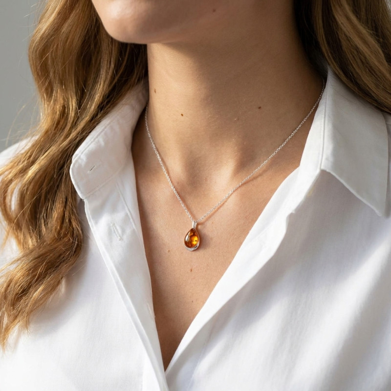 Pendentif Goutte Argent Ambre porté