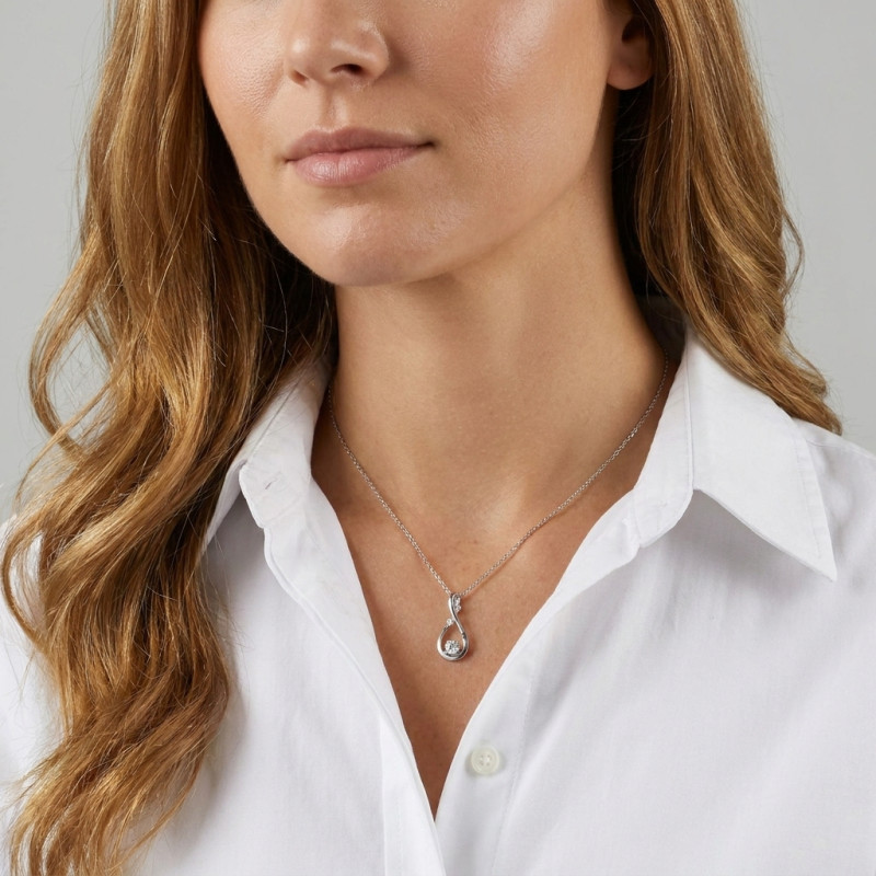 Pendentif Infini Or Blanc 750 Diamants 0.49 carat porté