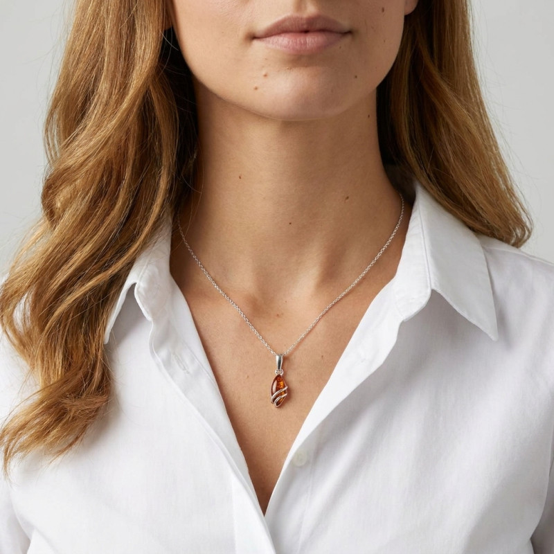 Pendentif Moderne Argent  et Ambre Taille Navette porté