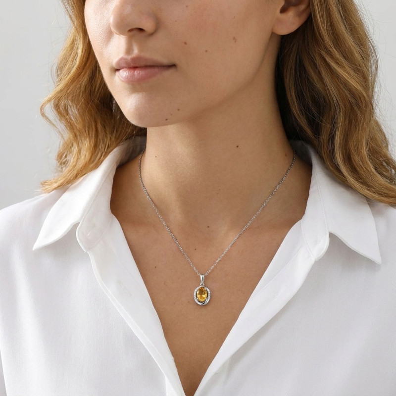 Pendentif Or Blanc 375 Citrine Ovale 7x5mm et Diamant porté