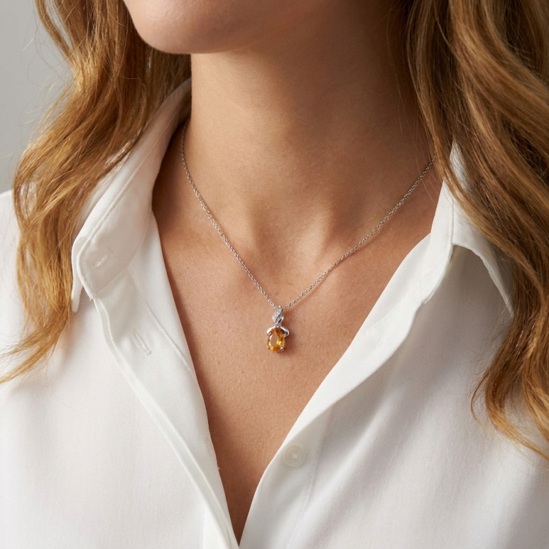 Pendentif Or Blanc 375 Citrine Poire 7x5mm et Diamant porté