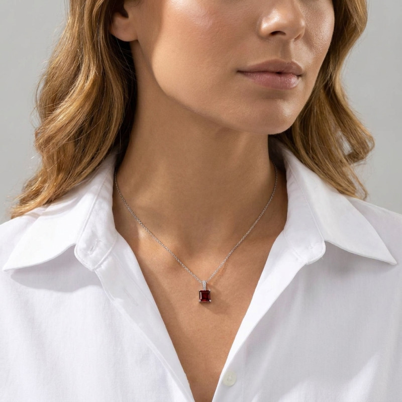 Pendentif Or Blanc  375 Grenat Carré et Diamant porté