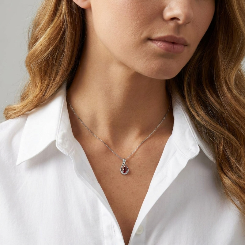 Pendentif Or blanc 375 Grenat Poire 5x3mm et Diamant porté