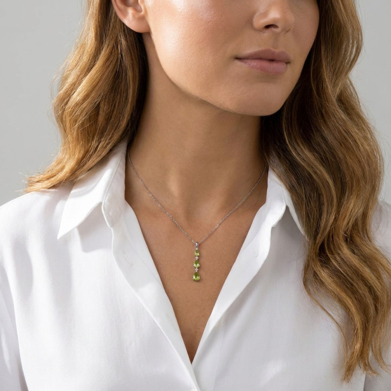 Pendentif Or Blanc 375 Péridot Poire et Diamant porté
