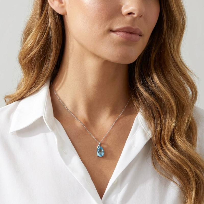 Pendentif Or Blanc 375 Topaze Bleue Traitée Poire 12x8mm porté
