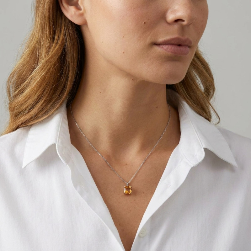 Pendentif Or Blanc 750  Citrine Coussin 8mm et Diamant porté