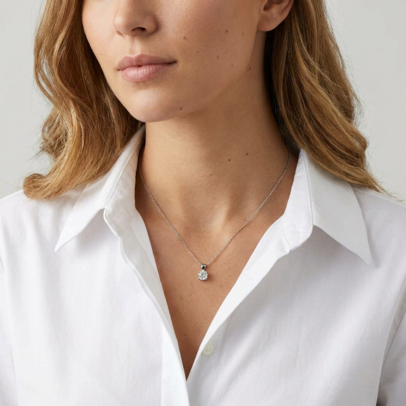 Pendentif Or Blanc 750 Diamant 0.72 carat D i1 porté