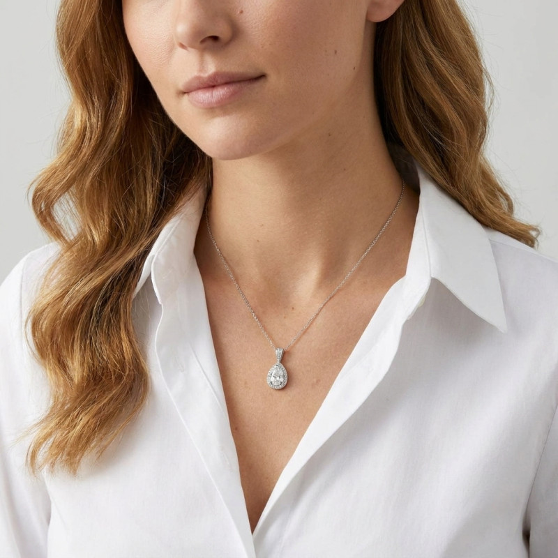 Pendentif Or Blanc 750 Diamant Poire 1 carat GSI2 porté