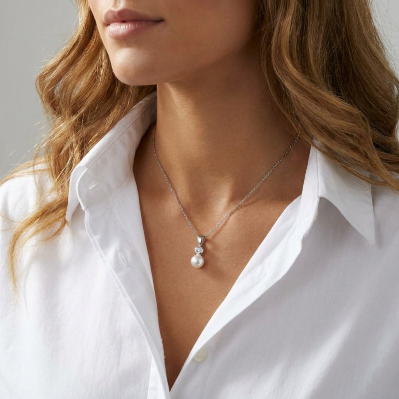 Pendentif Or Blanc 750 Perle de culture Akoya 8mm et Diamant porté