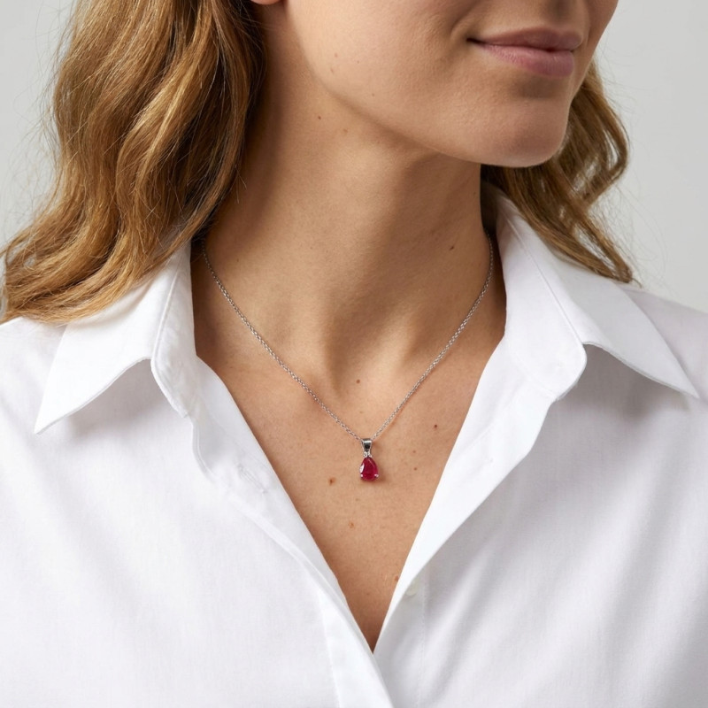 Pendentif Or Blanc 750 Rubis poire 7x5mm porté