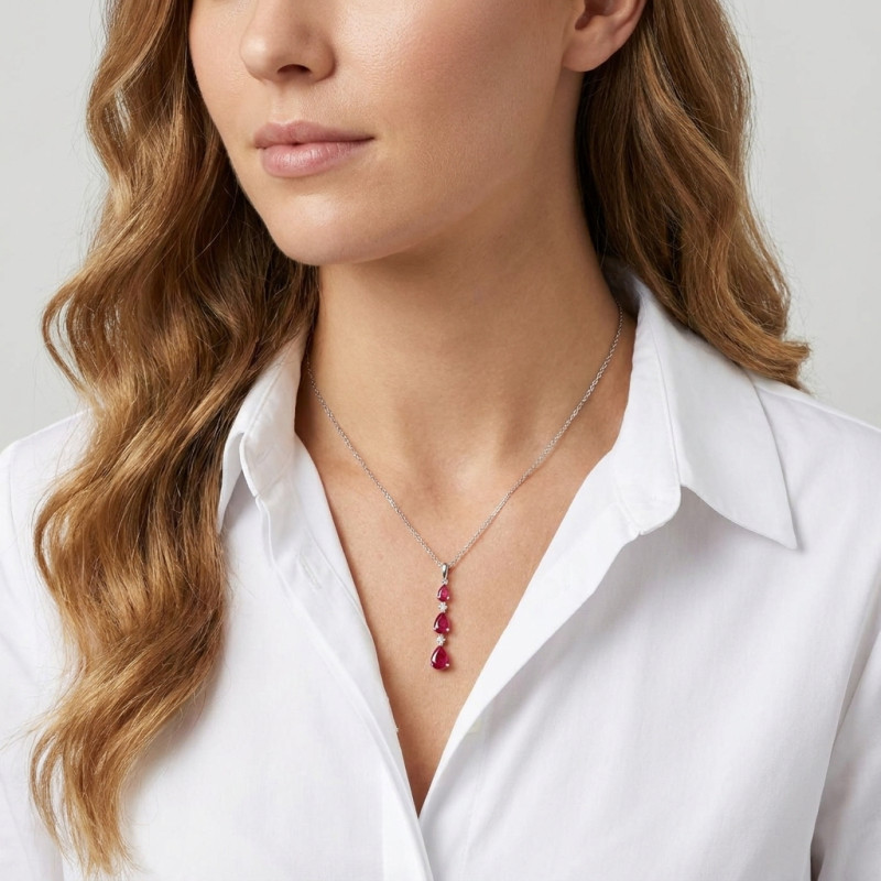 Pendentif Or Blanc 750  Rubis Poire et Diamant porté