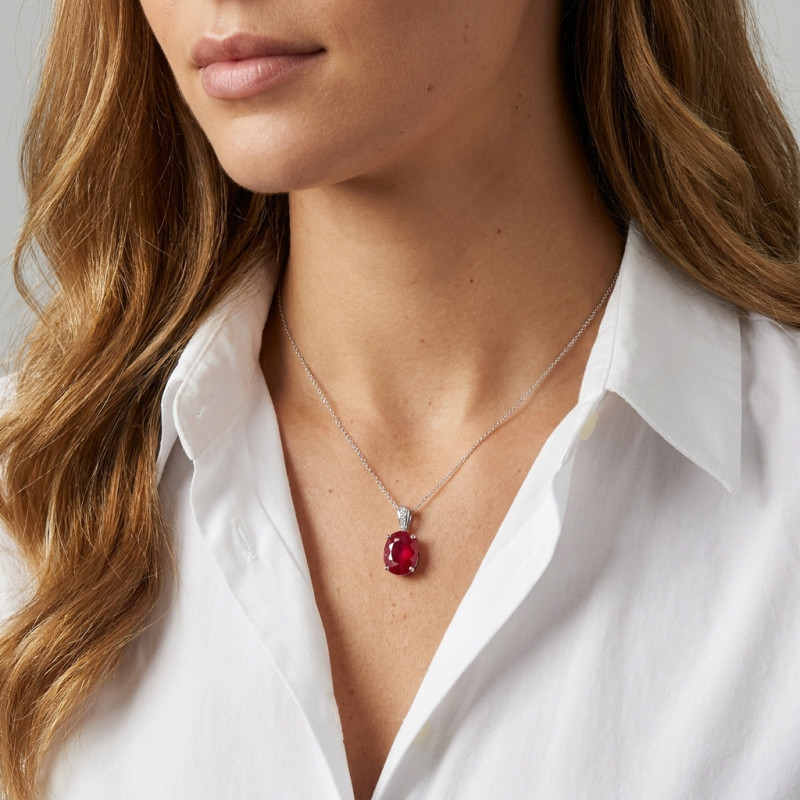 Pendentif Or blanc 750 Rubis traité ovale 10x8 mm diamants porté