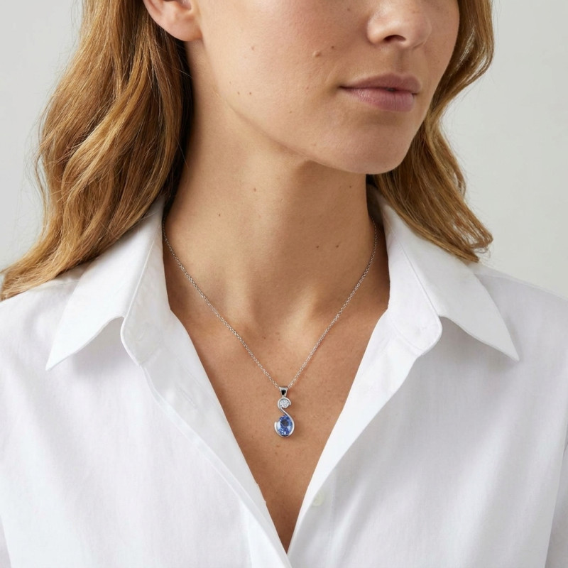 Pendentif Or Blanc 750 Saphir Ceylan Ovale  8x6mm et Diamant porté
