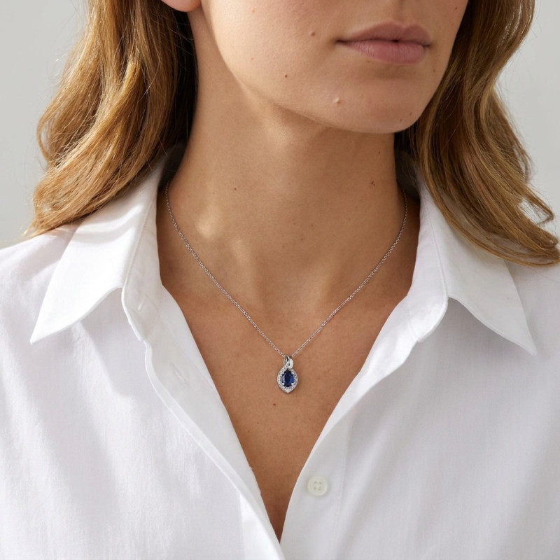 Pendentif Or Blanc 750 Saphir Ovale 6x4mm et Diamant   porté