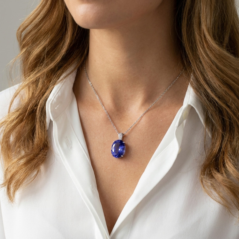 Pendentif Or Blanc 750 Tanzanite AAA Ovale 18x14mm et Diamants porté