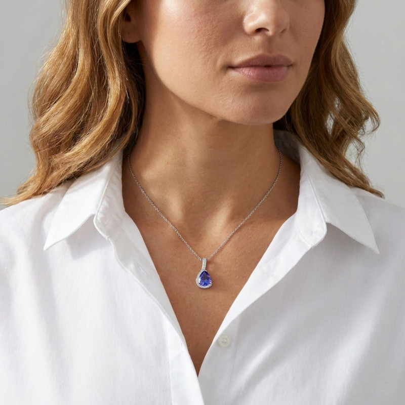 Pendentif Or Blanc 750 Tanzanite AAA Poire 11x9mm et Diamants porté