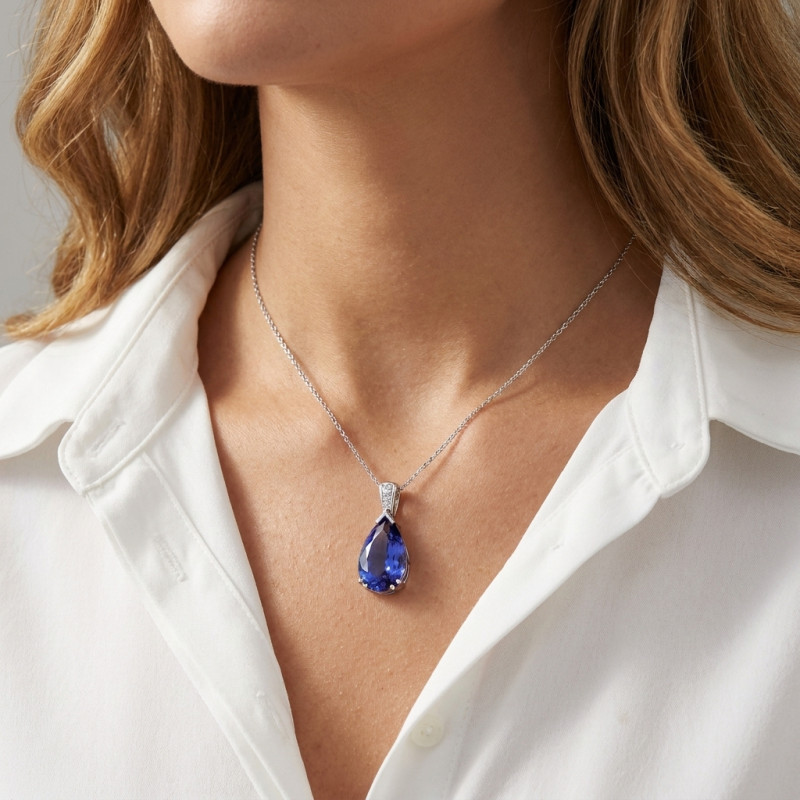 Pendentif Or Blanc 750 Tanzanite AAA poire 16x10mm et diamants porté