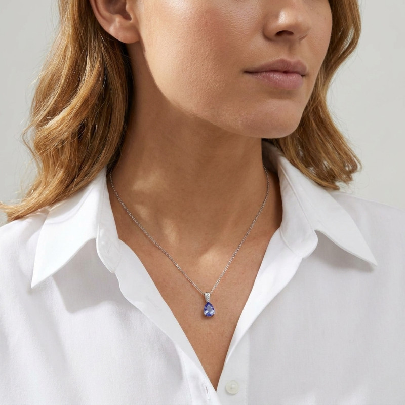 Pendentif Or Blanc 750 Tanzanite AAA Poire de 9x7mm et Diamants porté