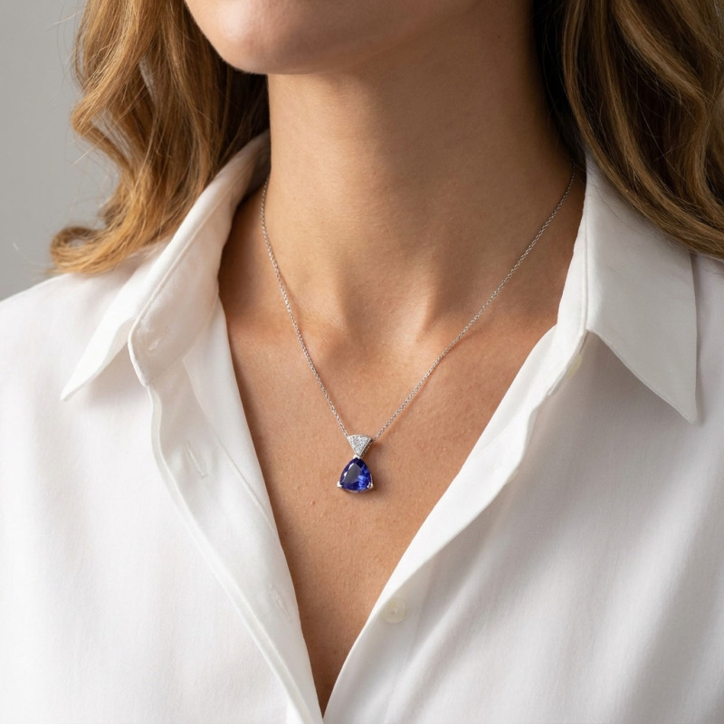 Pendentif Or Blanc 750 Tanzanite AAA Trillion 11x11mm et diamants porté