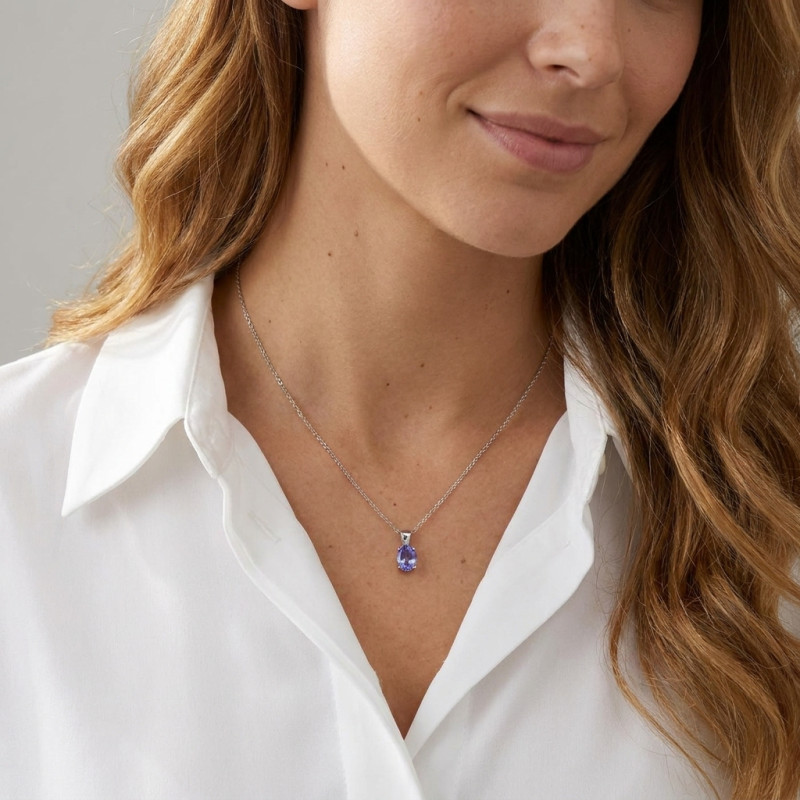 Pendentif Or Blanc 750 Tanzanite Ovale 7x5mm porté