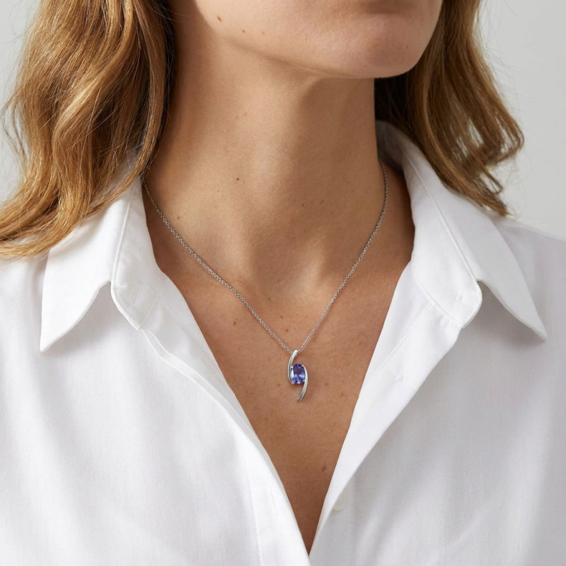 Pendentif Or Blanc 750 Tanzanite Ovale 7x5mm porté
