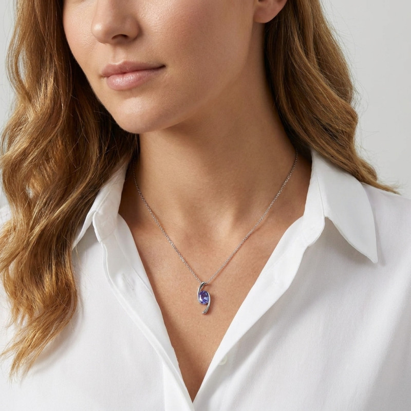 Pendentif Or Blanc 750 Tanzanite Ovale 8x6mm AAA porté