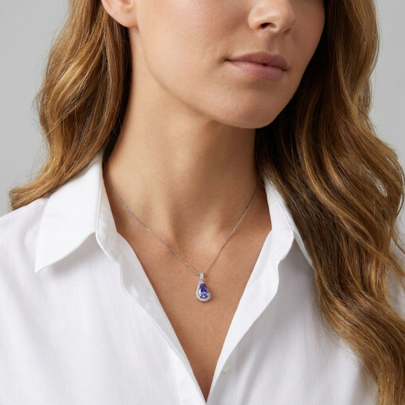 Pendentif Or Blanc 750 Tanzanite Poire 10x7mm et Diamants porté