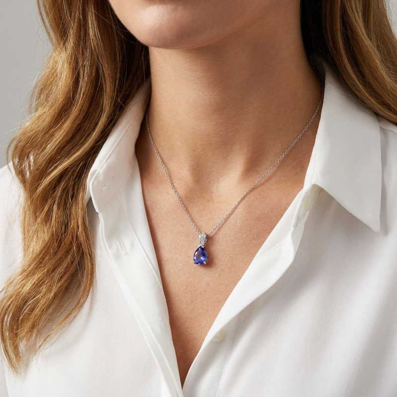 Pendentif Or Blanc 750 Tanzanite Poire 9x7mm AAA et diamants porté