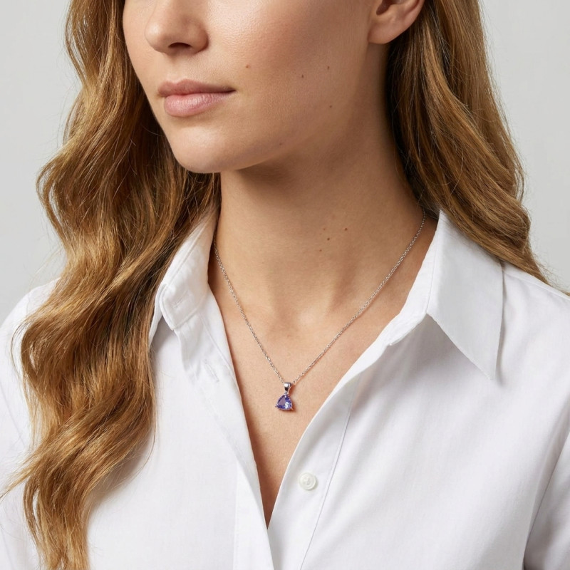 Pendentif Or Blanc 750 Tanzanite trillion 6.5mm porté