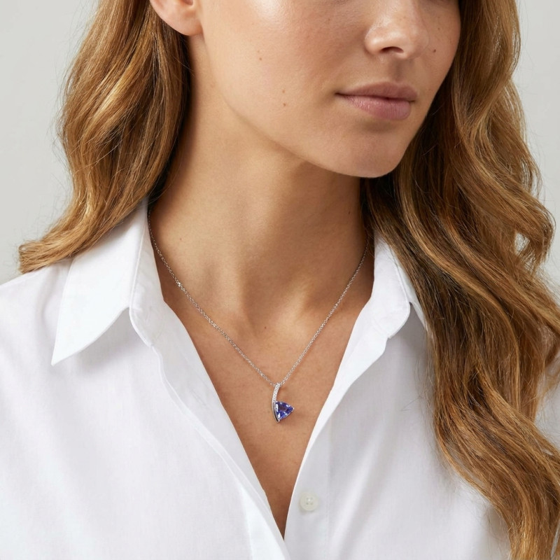 Pendentif Or Blanc 750 Tanzanite Trillion 8mm et Diamant porté