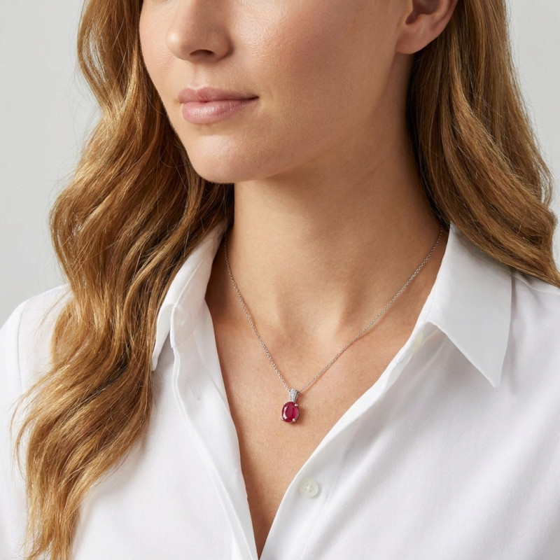 Pendentif Or Blanc Rubis Ovale 8x6mm et Diamant porté