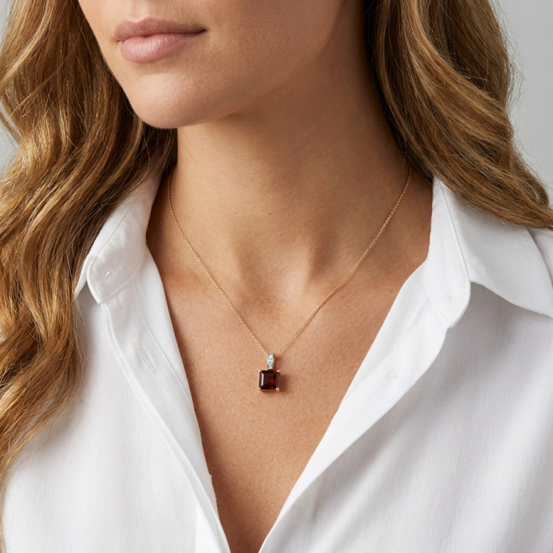 Pendentif Or Jaune 375 Grenat Carré et Diamant porté