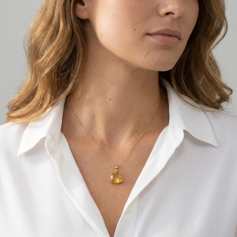 Pendentif Or Jaune 750 Citrine trillion 14mm porté