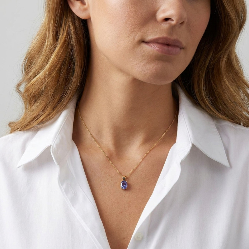 Pendentif Or Jaune 750  Tanzanite Ovale 9x7mm porté