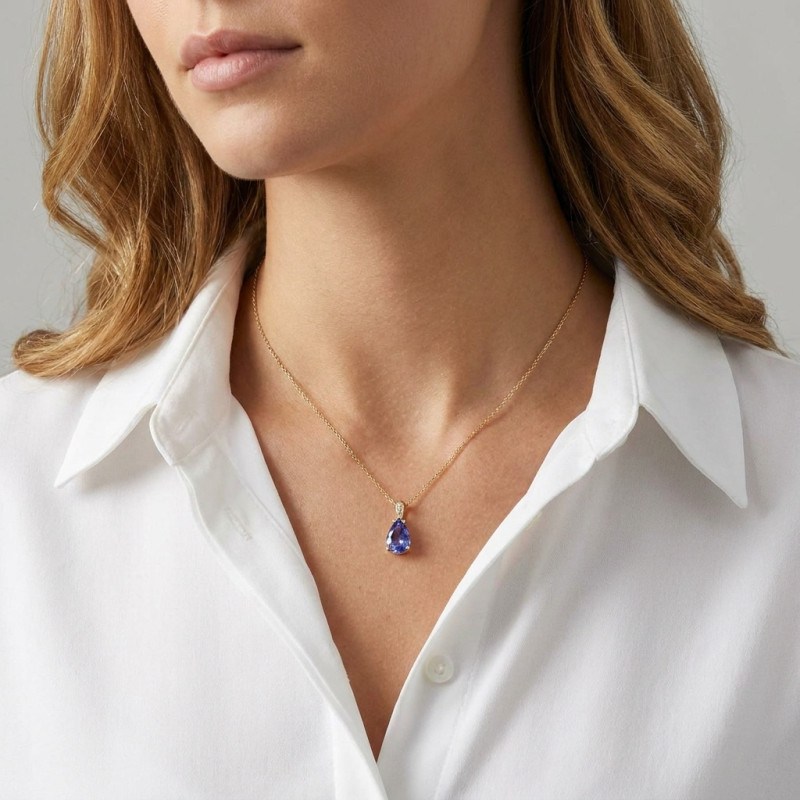 Pendentif Or Jaune 750 Tanzanite Poire AAA 12x8mm et Diamants porté