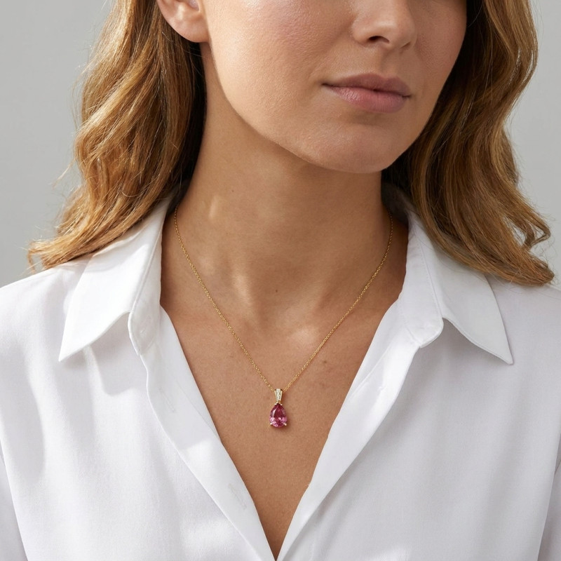Pendentif Or Jaune 750 Tourmaline Rose Poire 10x7mm et diamants porté
