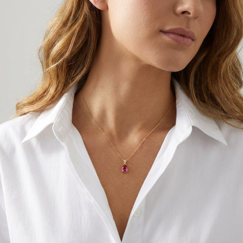 Pendentif Or Jaune 750 Tourmaline Rose Poire 9x7mm et Diamants porté