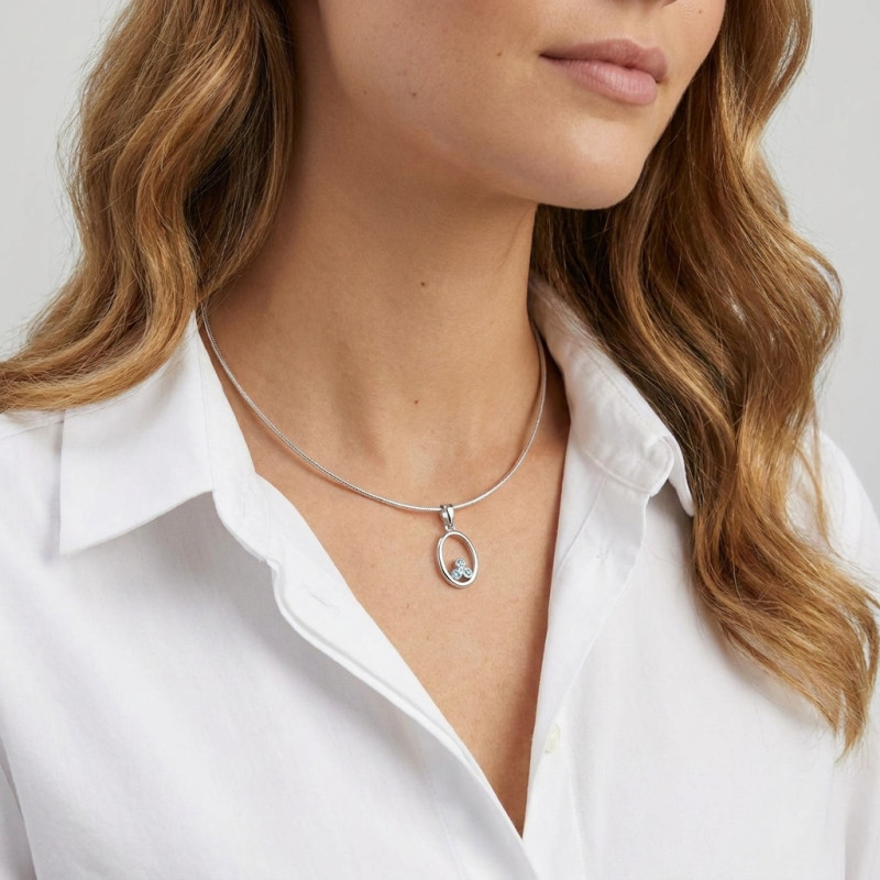 Pendentif Ovale Argent Topaze Bleue Traitée 1.5mm porté